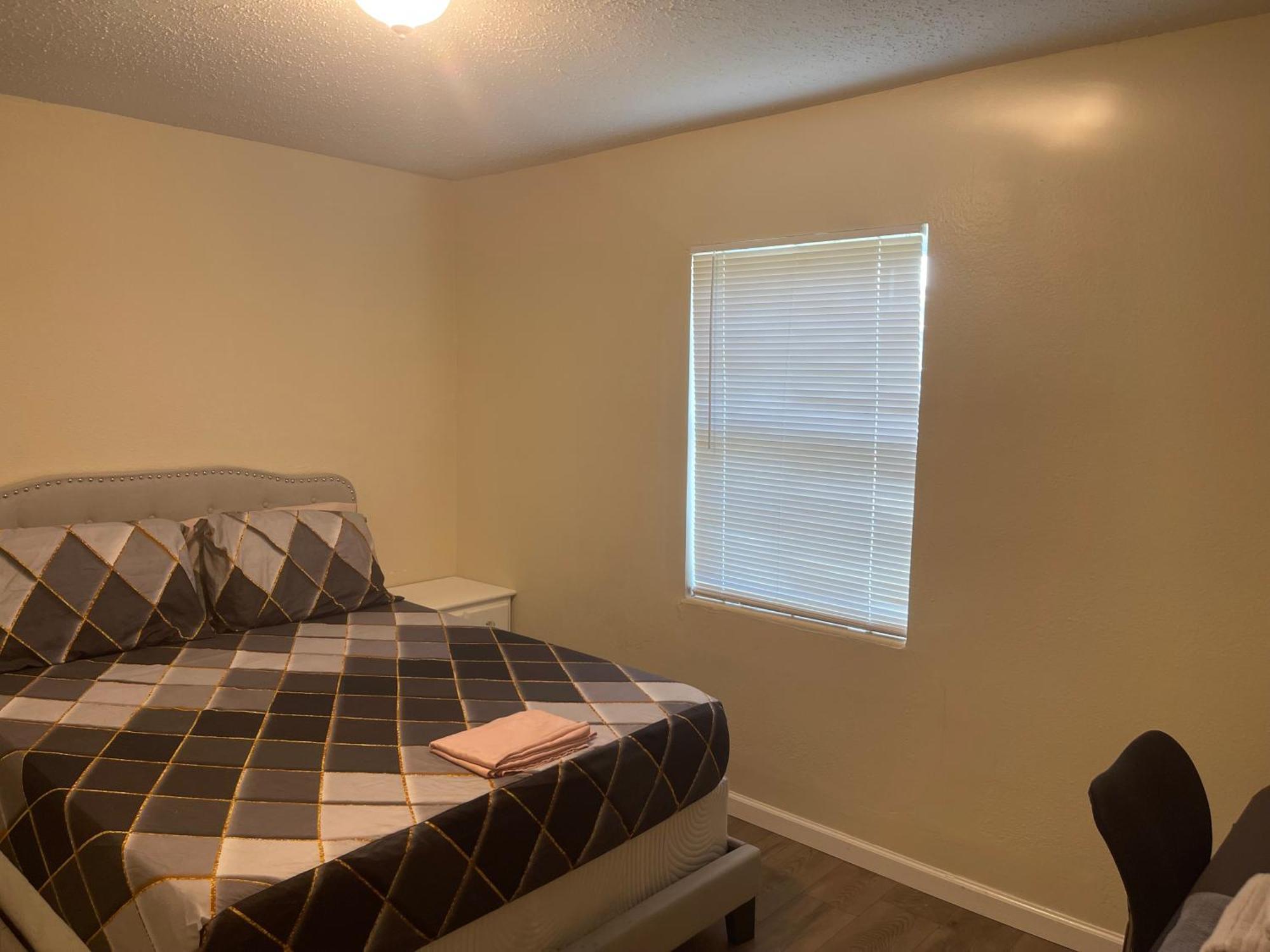 Private Queen Bedroom C Shared Common Spaces Fort Pierce Eksteriør bilde